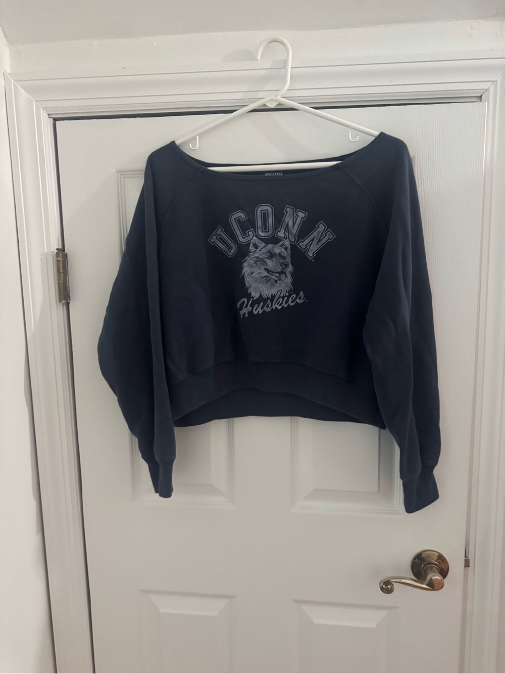 Hollister Navy Off-the-Shoulder UConn Huskies Sweatshirt - Picture 3 of 4